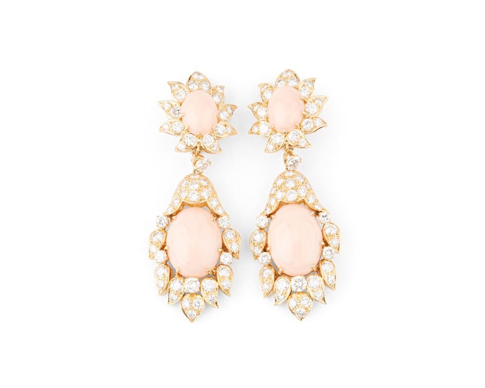 Boucles d'oreilles VOURAKIS en or jaune, type floral, diamants et corail peau d'ange.
