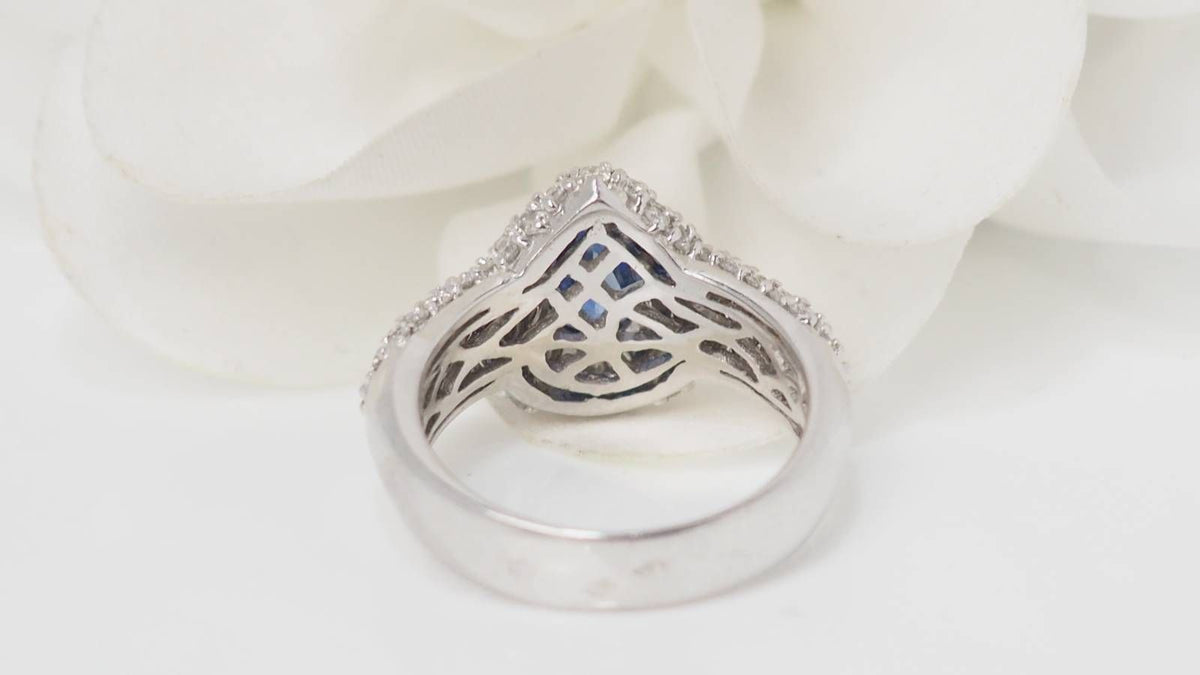 Bague en or blanc, saphir de Ceylan et diamants