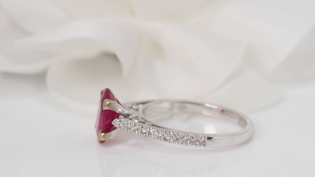 Bague en or blanc, rubis et diamants