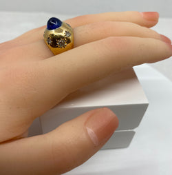 Bague en or 18 carats, saphir cabochon 5.10 ct ceylan non chauffé vers 1940