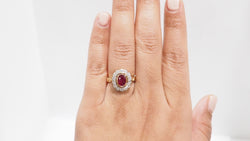 Bague entourage en or jaune, rubis et diamants