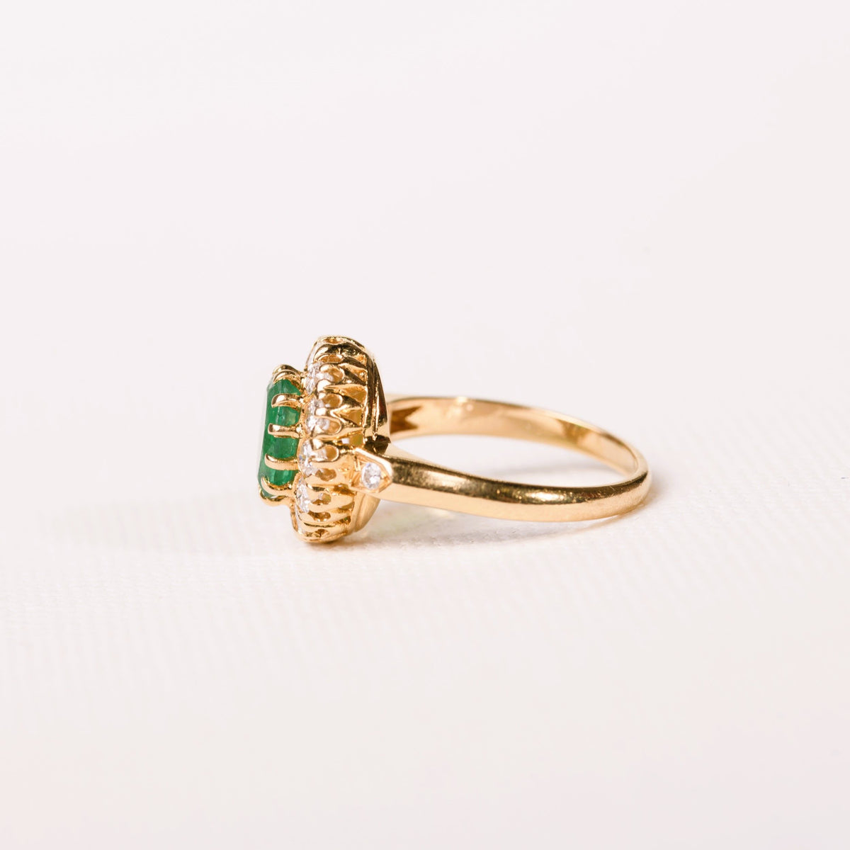 Bague marguerite émeraude et diamants en or jaune