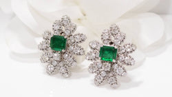 Boucles d'oreilles importantes en or blanc émeraudes et diamants
