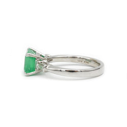 Bague en or blanc, émeraude et diamants