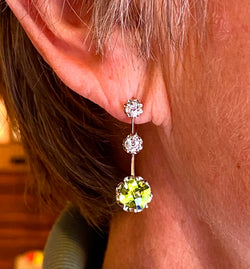 Paire de boucles d’oreilles en or 18 carats et platine, diamants et peridots
