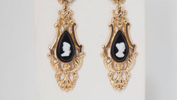 Boucles d'oreilles anciennes en or jaune et agate noire