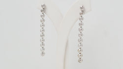 Boucles d'oreilles pendantes en or blanc et diamants