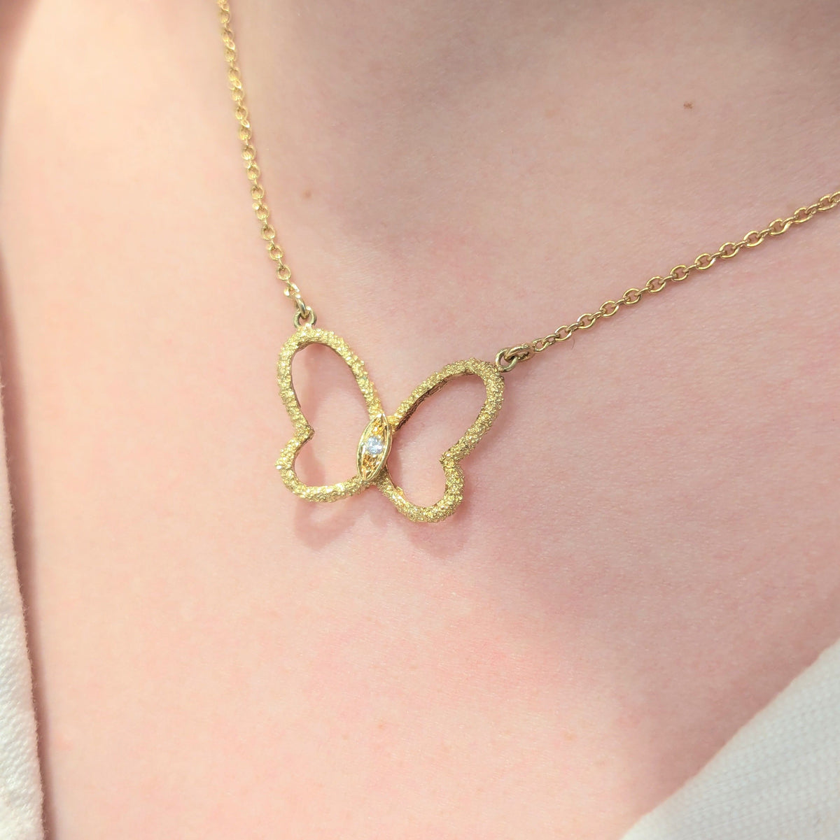 Collier papillon or jaune et diamant