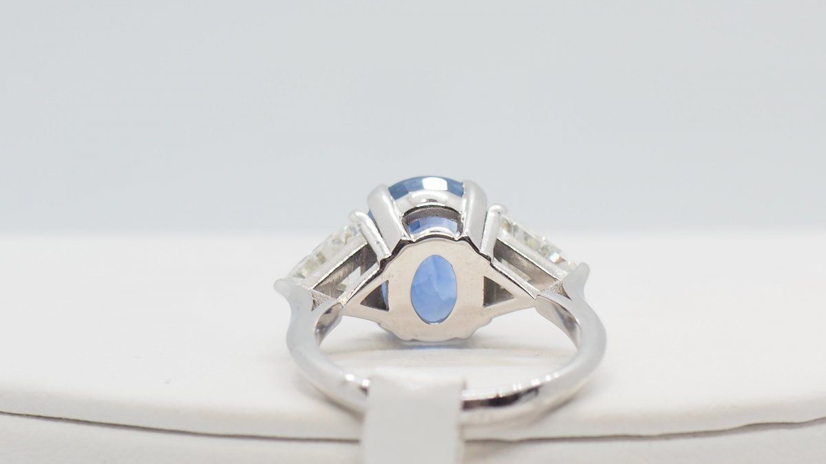 Bague en or blanc saphir de Ceylan et diamants