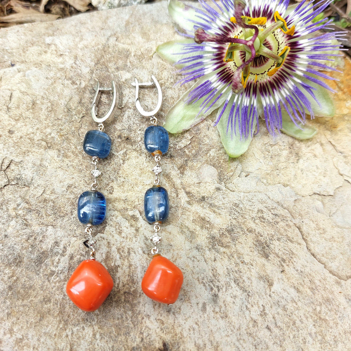 PAIRE DE PENDANTS D’OREILLES TANZANITES ET CORAIL
