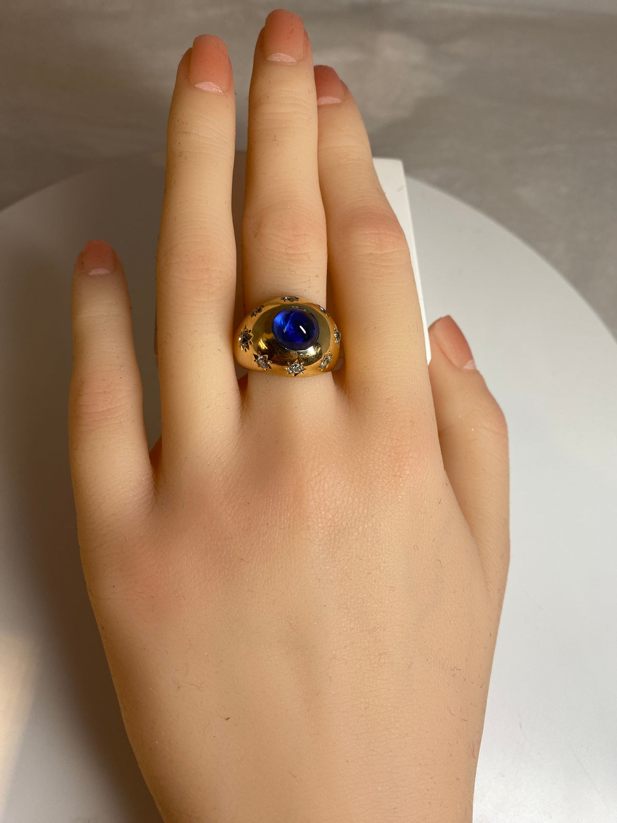 Bague en or 18 carats, saphir cabochon 5.10 ct ceylan non chauffé vers 1940
