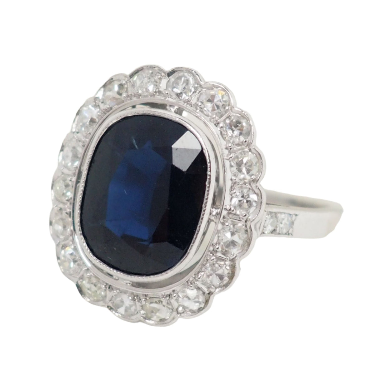 Bague Art Déco en platine, saphir et diamants