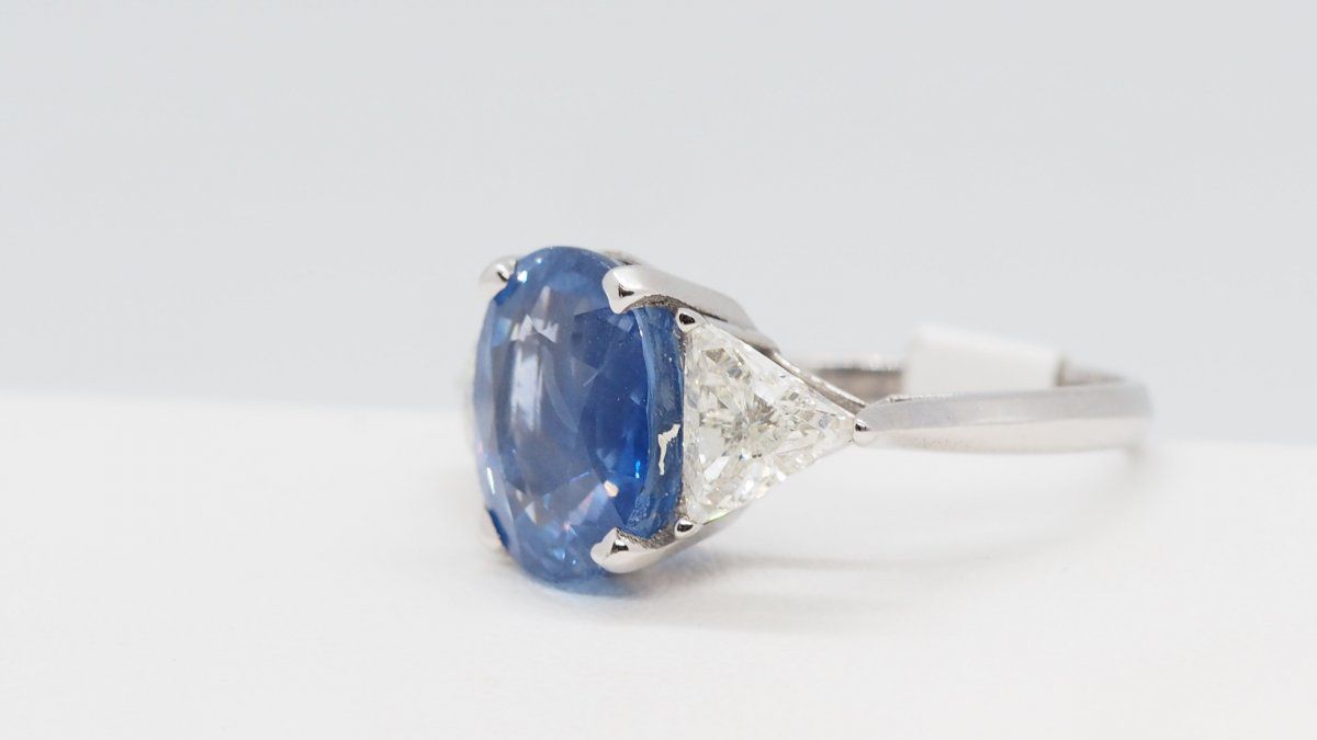 Bague en or blanc saphir de Ceylan et diamants