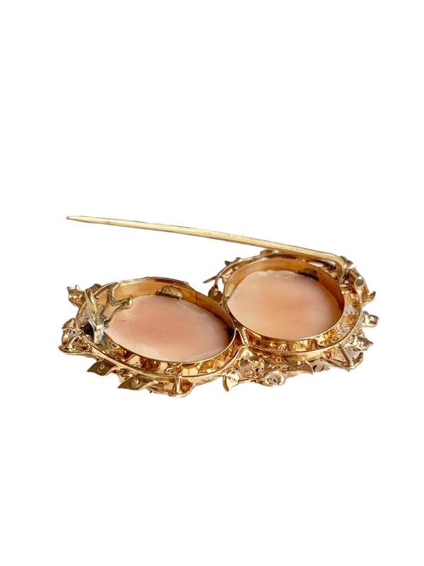 Broche ancienne composée de deux camés en or jaune 18k