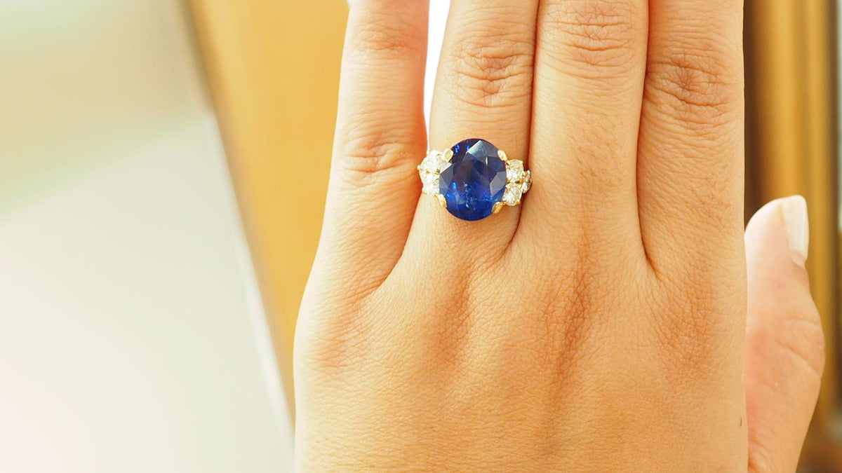Bague importante en or jaune, saphir de Ceylan et diamants