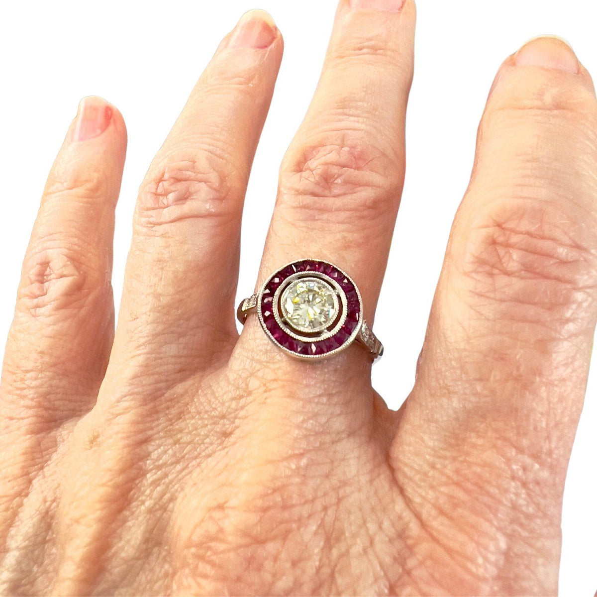 SORTIJA ESTILO ART DECO de PLATINO 950 kts con DIAMANTES y RUBIES