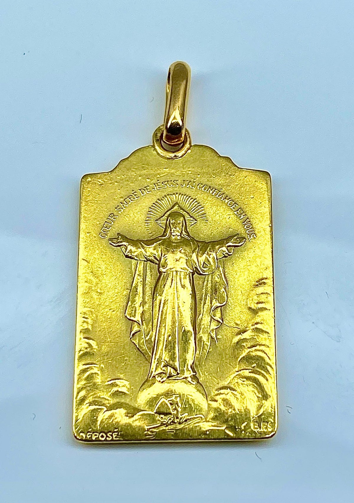 Médaille en or jaune 18 carats recto verso : Vierge et Christ, signée BOUIX