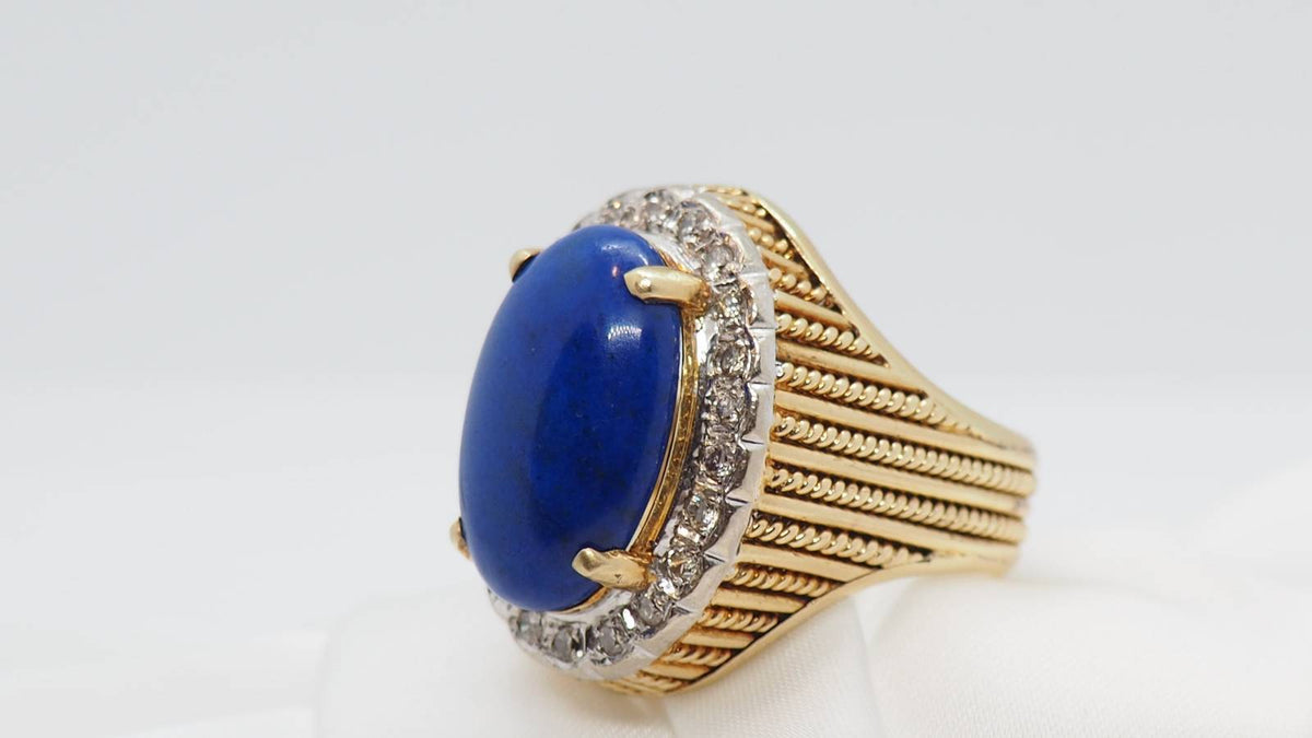 Bague en or jaune, cabochon de Lapis Lazuli et diamants