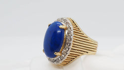 Bague en or jaune, cabochon de Lapis Lazuli et diamants