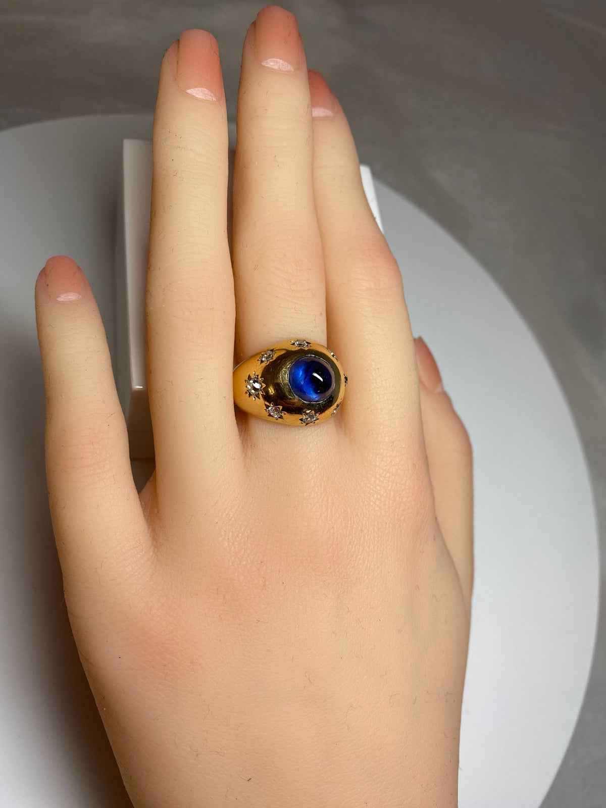 Bague en or 18 carats, saphir cabochon 5.10 ct ceylan non chauffé vers 1940