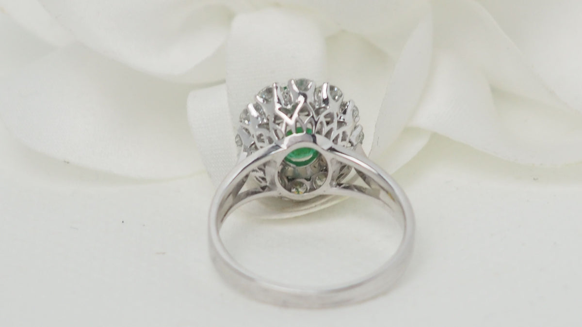 Bague entourage en or blanc, émeraude ovale et diamants