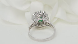 Bague entourage en or blanc, émeraude ovale et diamants