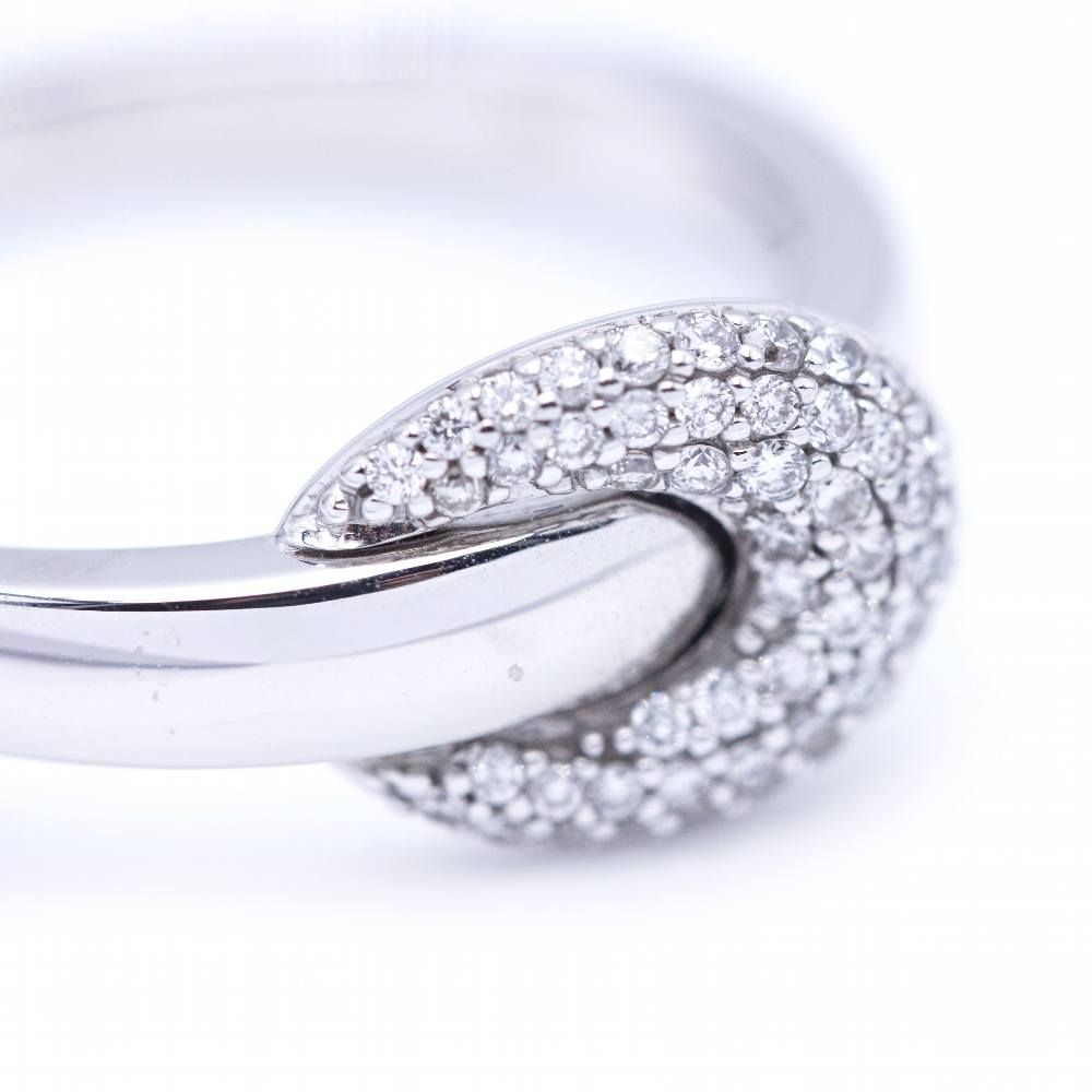Bague Jonc Boucle en or blanc avec Diamants.