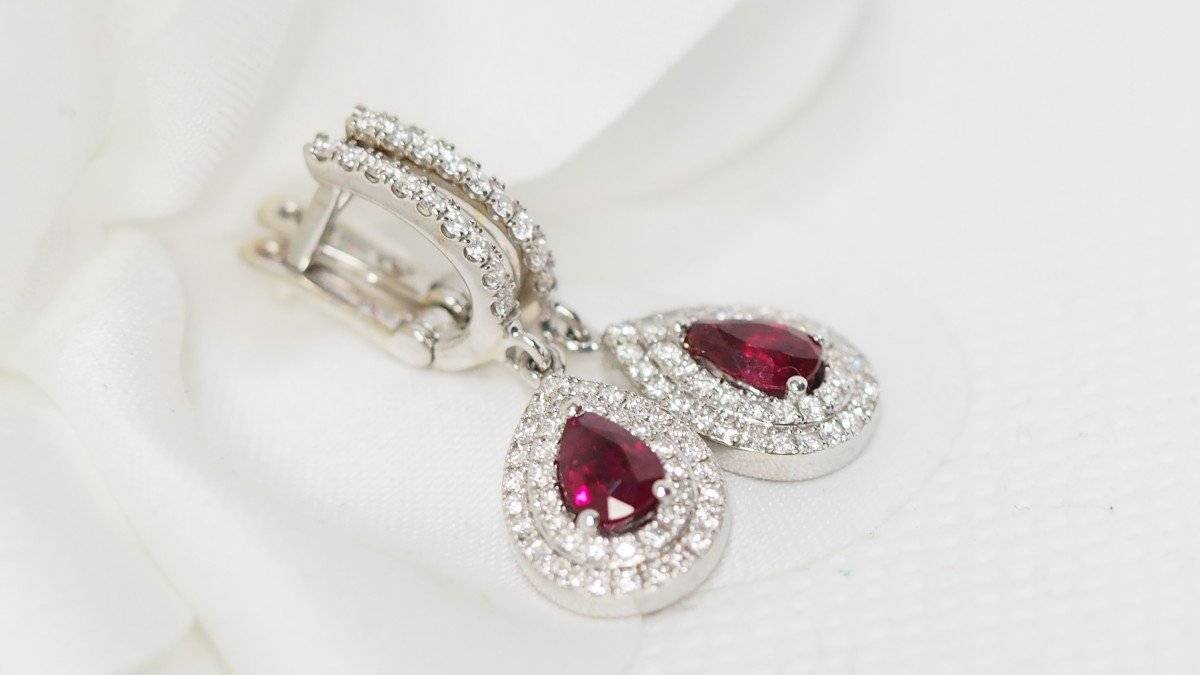 Boucles d'oreilles en or blanc, rubis poire et diamants