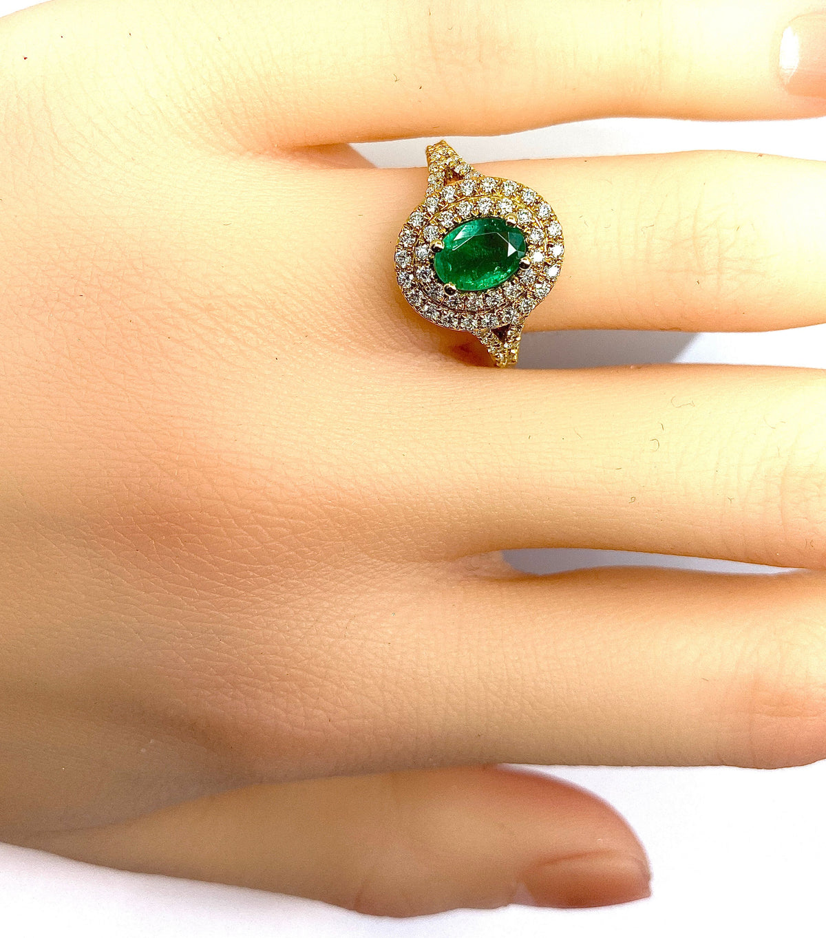 Bague en or jaune 18 carats ornée d’une émeraude et diamants