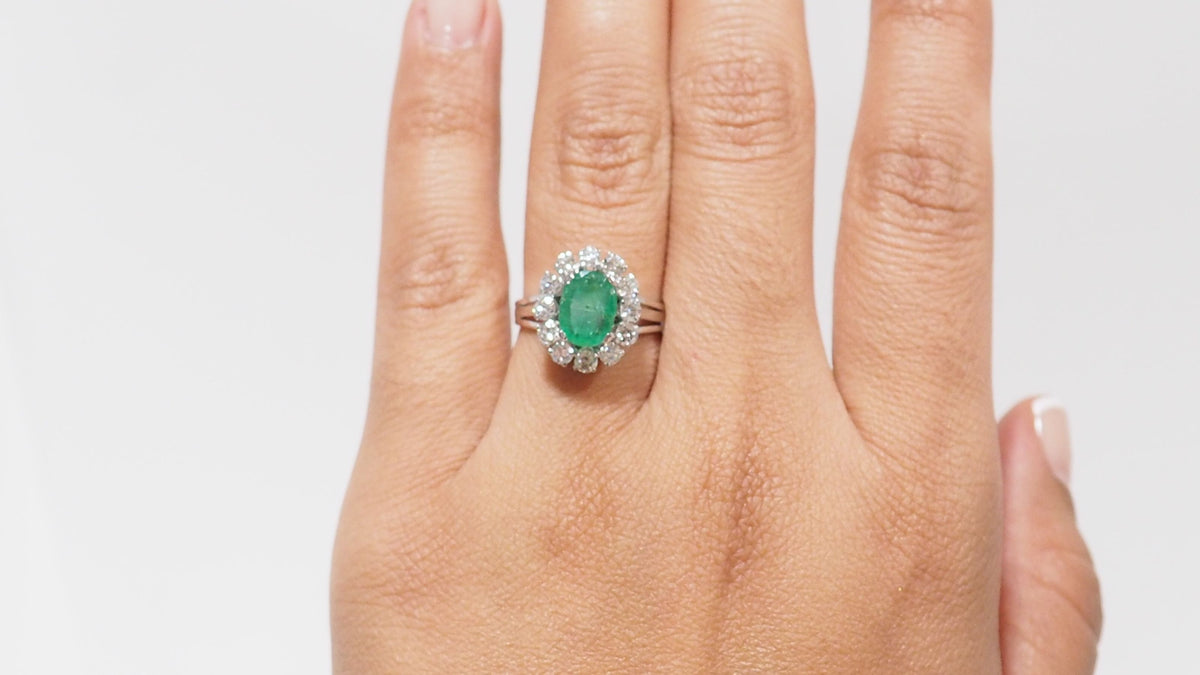 Bague entourage en or blanc, émeraude ovale et diamants