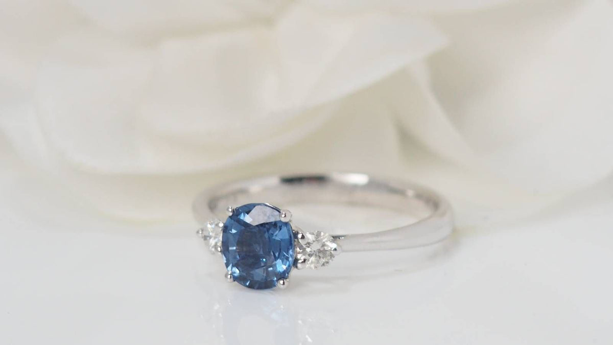Bague en platine saphir de Ceylan et diamants