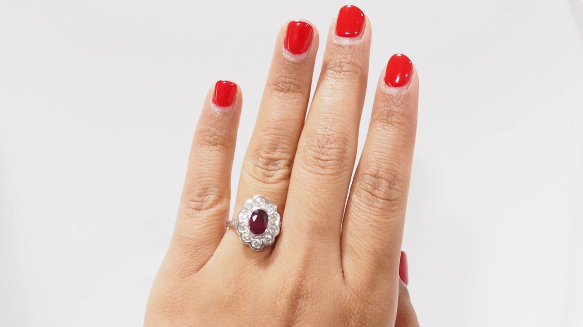 Bague entourage en or blanc, rubis et diamants
