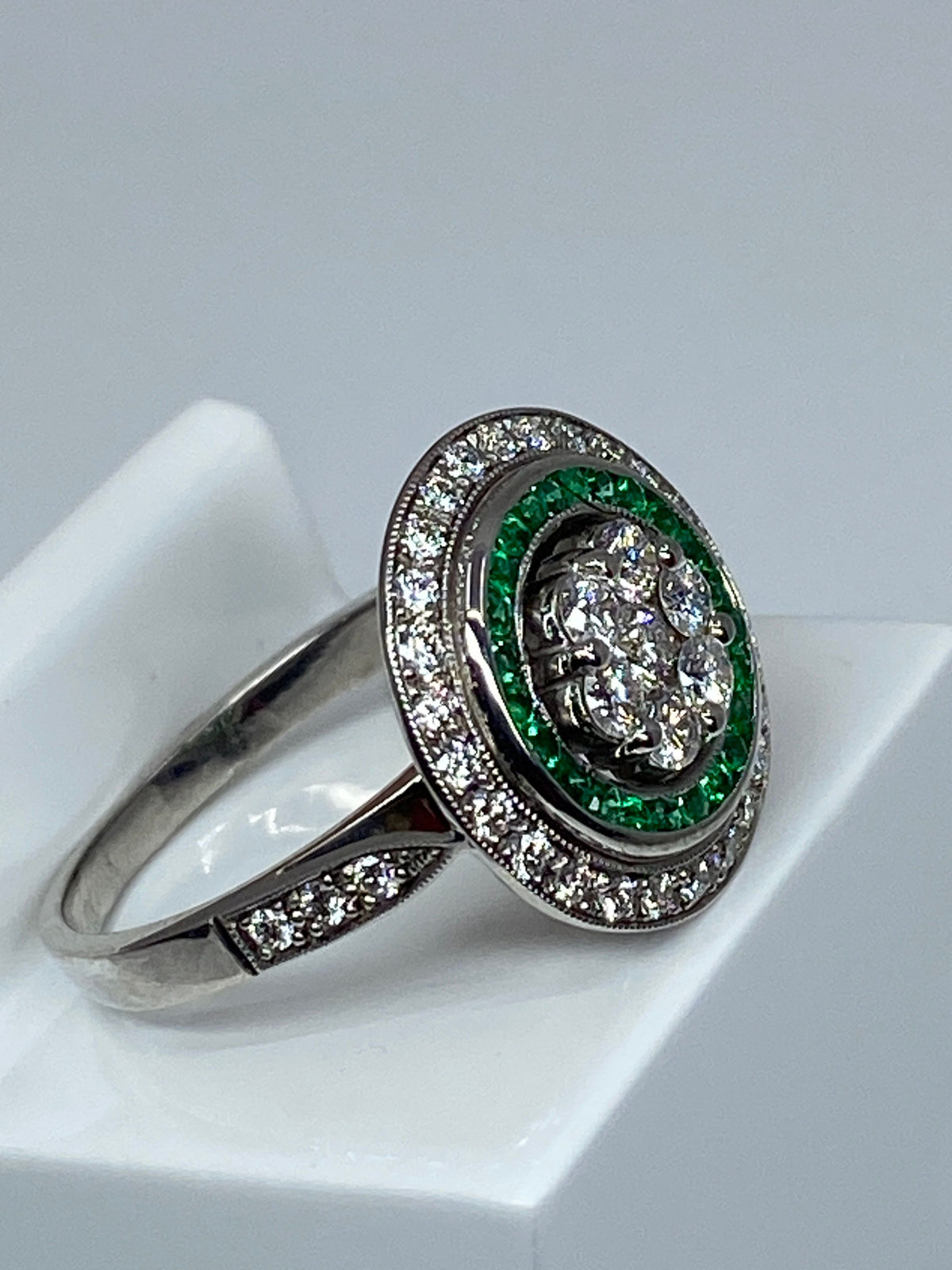 Bague ronde en or 18 carats en émeraudes et diamants de style ART DECO