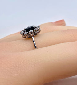 Bague marguerite en or blanc 18 carats en saphir et diamants