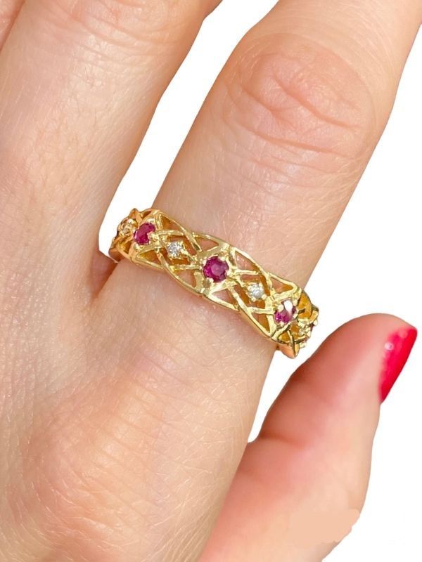 Anneau d'Eternité GIVENCHY, en or 18k, rubis et diamants.