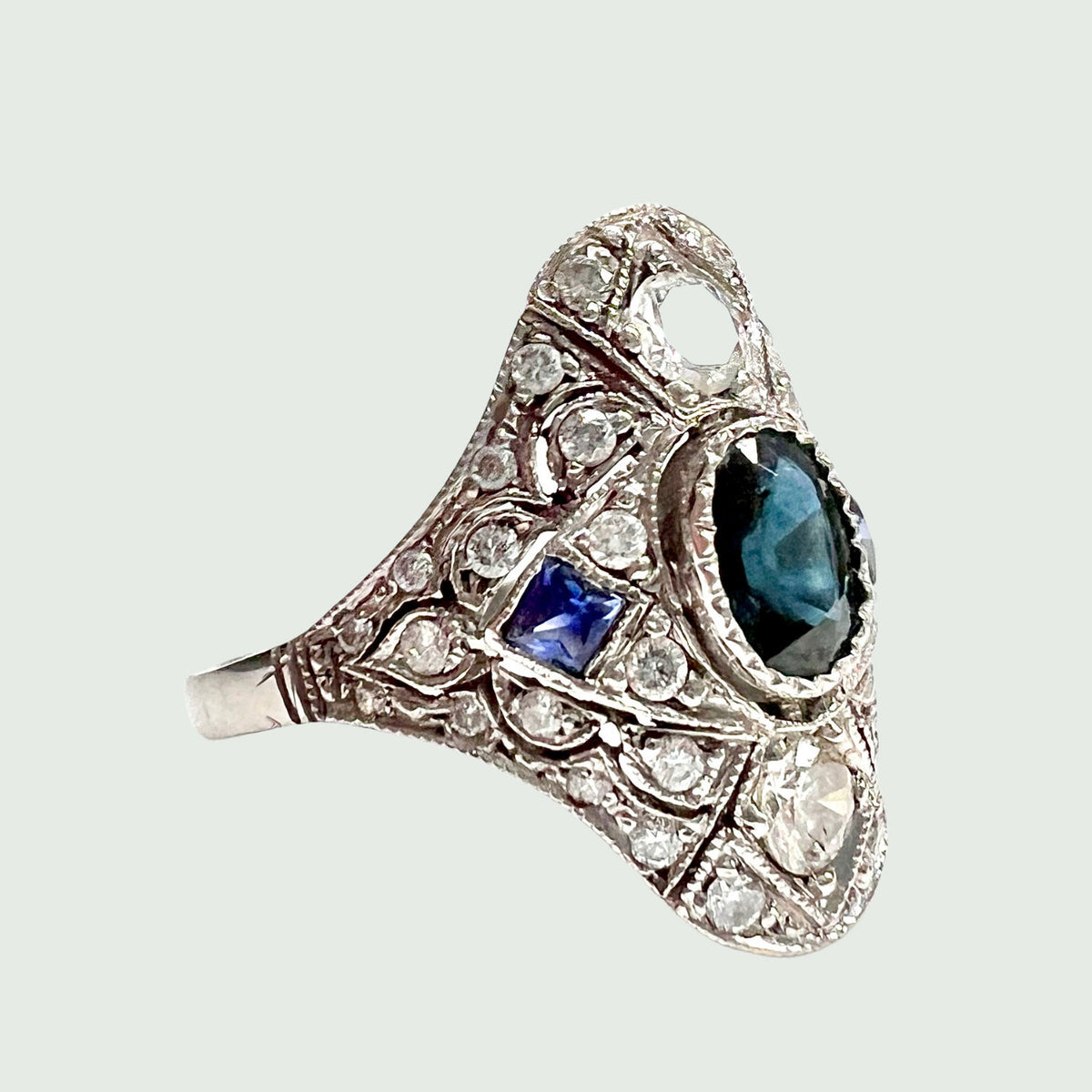 SORTIJA de PLATINO ESTILO ART DECO con ZAFIRO y DIAMANTES