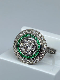 Bague ronde en or 18 carats en émeraudes et diamants de style ART DECO