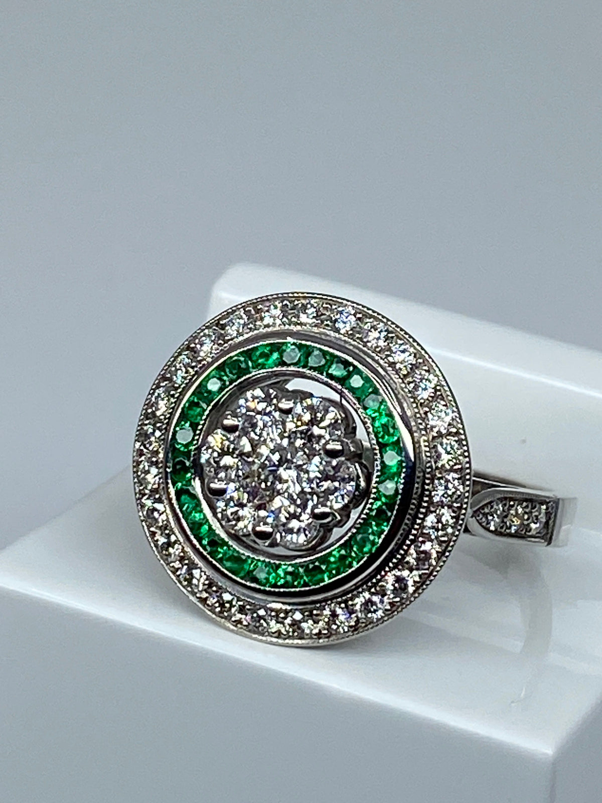 Bague ronde en or 18 carats en émeraudes et diamants de style ART DECO
