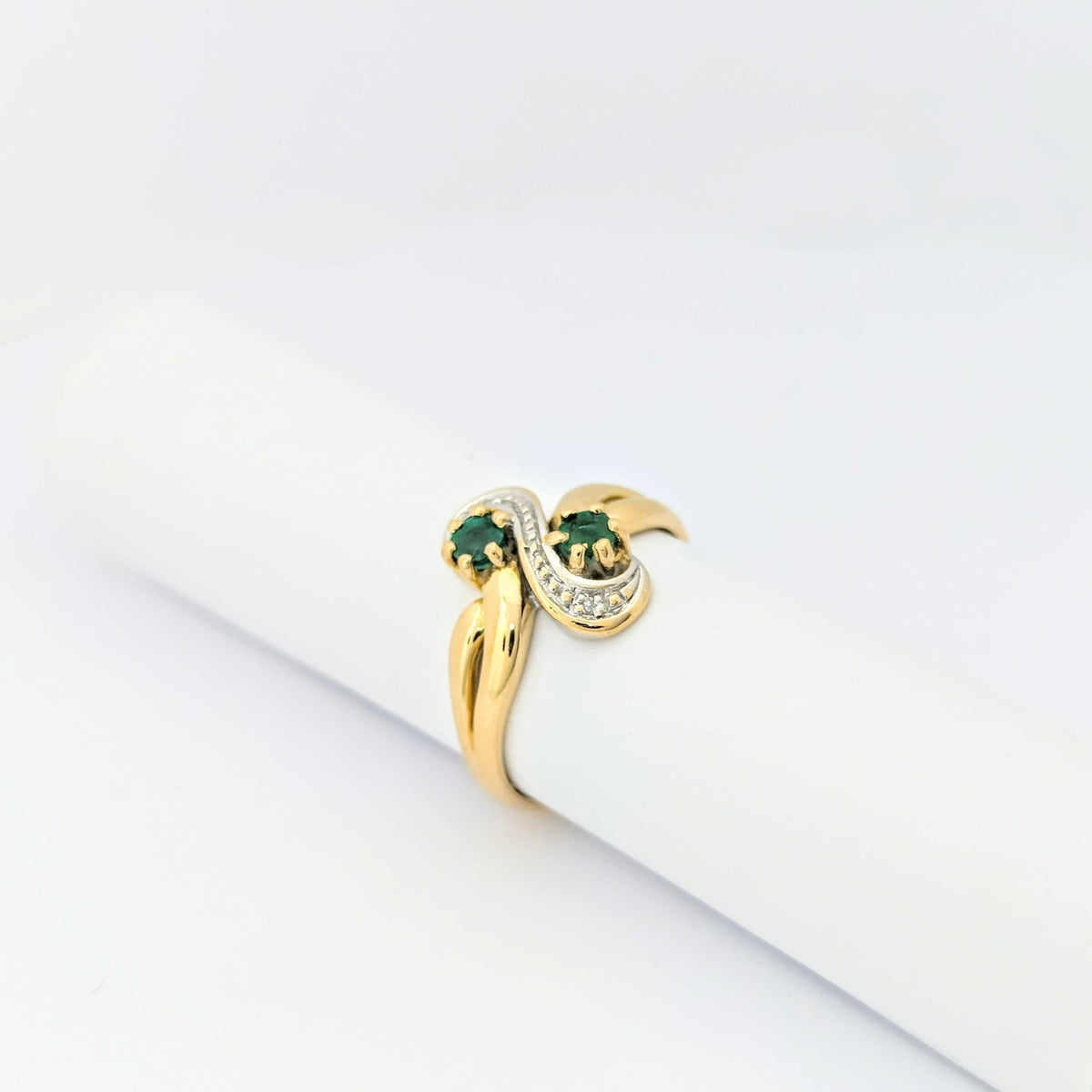 Bague or jaune diamants et émeraudes