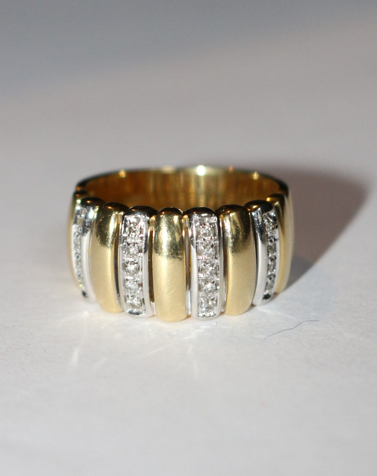 Bague bandeau godronnée deux ors et diamants