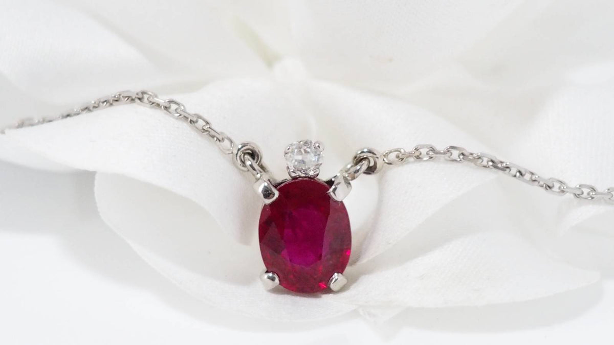 Collier en or blanc, Rubis ovale et diamant