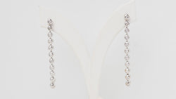 Boucles d'oreilles pendantes en or blanc et diamants
