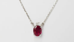 Collier en or blanc, Rubis ovale et diamant