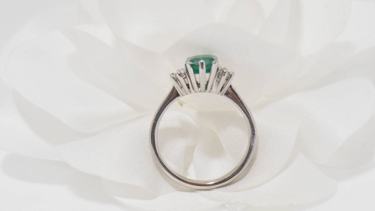 Bague en or blanc, émeraude et diamants