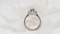 Bague en or blanc, émeraude et diamants