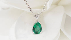 Collier pendentif en or blanc, émeraude et diamant