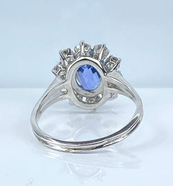 Bague marguerite en or blanc 18 carats, saphir et 10 diamants