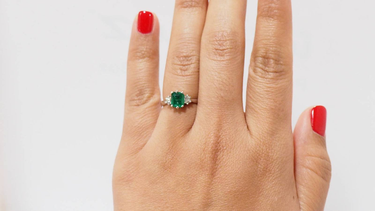 Bague en or blanc, émeraude et diamants