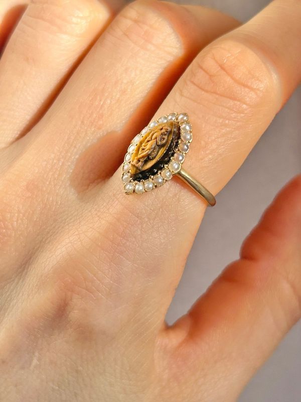 Bague ancienne en or jaune 18k œil de tigre et perles