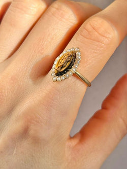Bague ancienne en or jaune 18k œil de tigre et perles